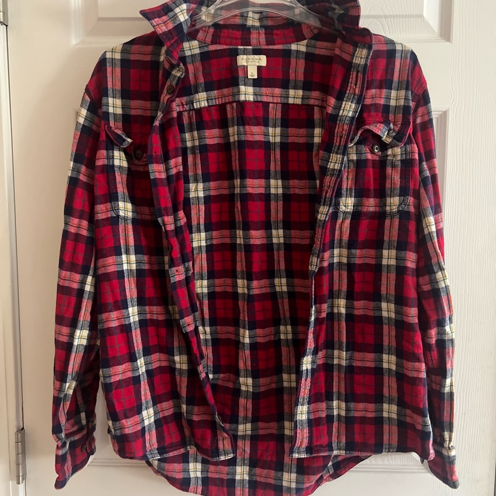 Large flannel by Sonoma Lifestyle. In great condition and in a pocket red color
